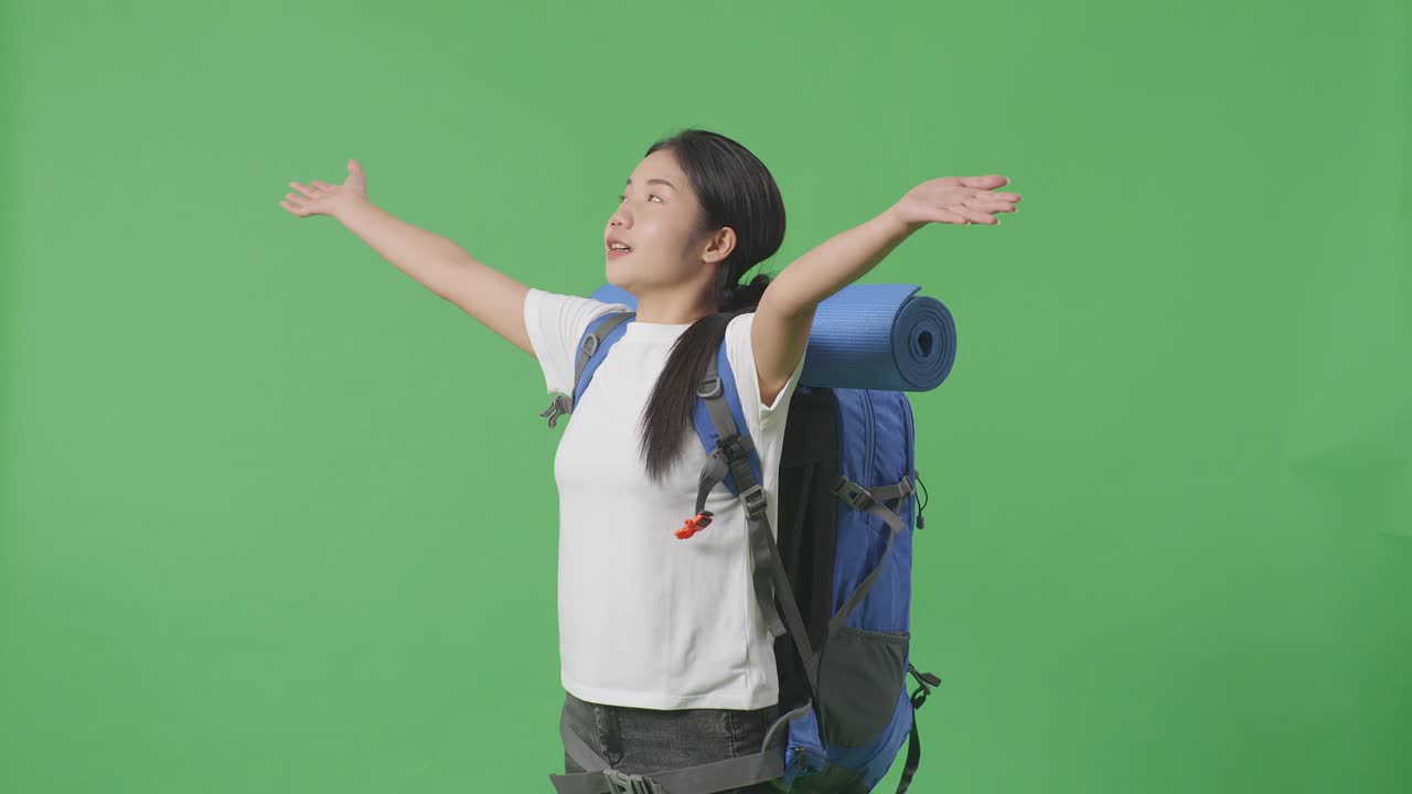 un viajero feliz con una mochila.