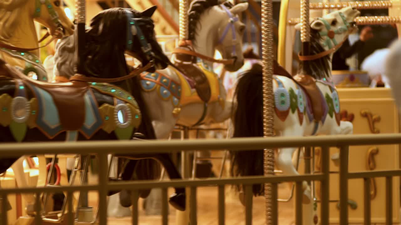 parque de atracciones para niños. carrusel con caballos. atracción para niños.