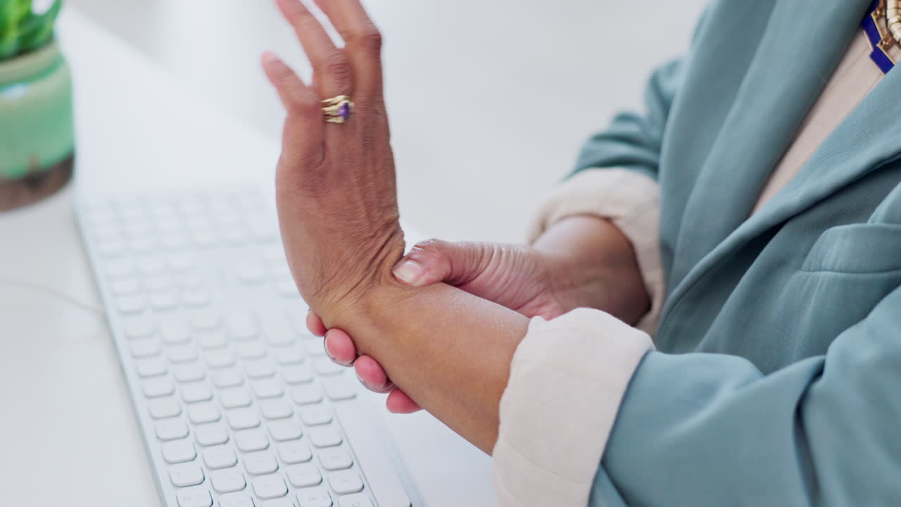 mujer de negocios, manos y dolor de muñeca por carpo
