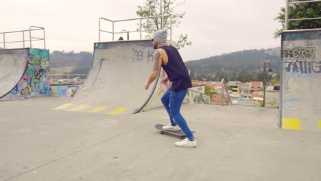 Niño-Usando-Patineta-En-Un-Parque-Callejero