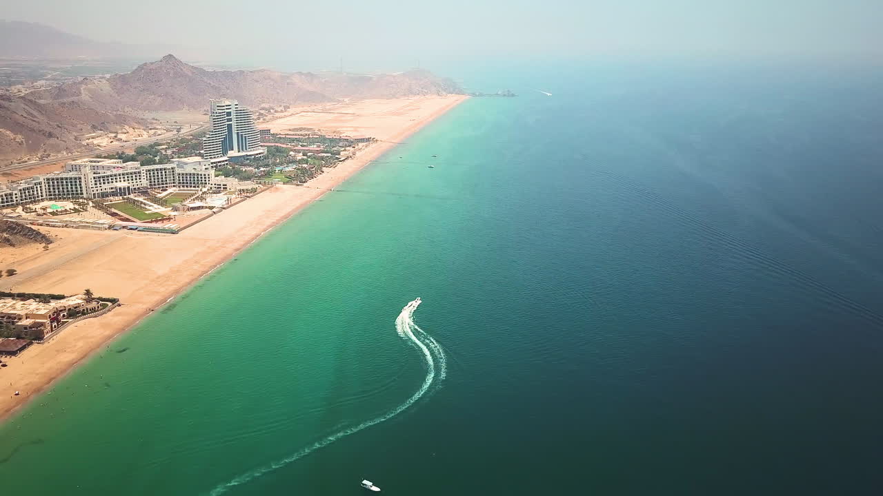 Motorówka blisko plaży podczas sportów wodnych w Fujairah.