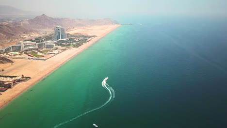 lancha rápida cerca de la playa en fujairah deportes acuáticos