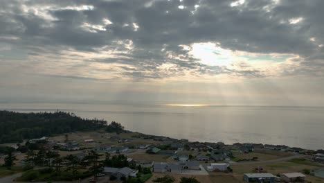 Vista-Aérea-De-Un-Barrio-En-La-Isla-Whidbey-Con-Vista-Al-Océano-Pacífico