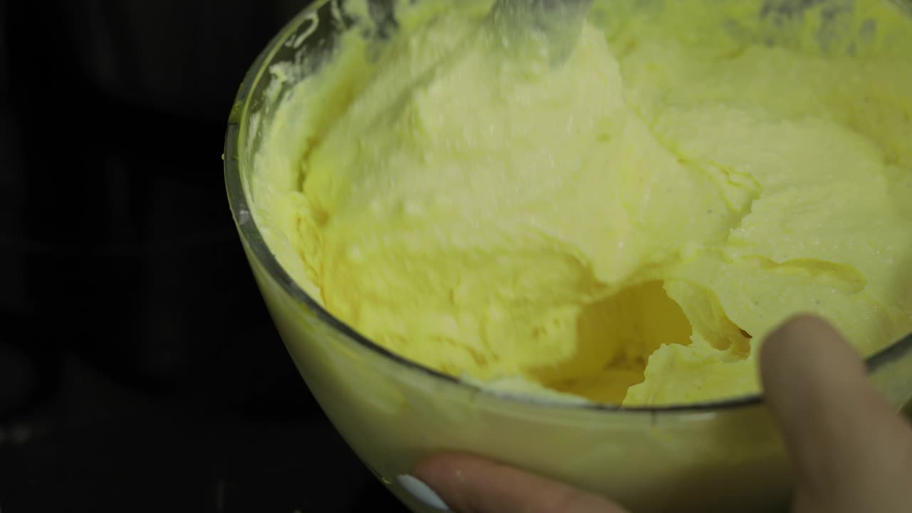 preparación de pasteles de queso. mezclando el queso cottage y un huevo de pollo