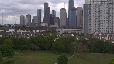 Crane-shot-revealing-downtown-Houston-from-Bayou-Park