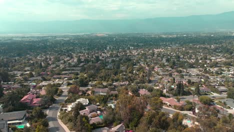 drones vuelan sobre los suburbios de redlands, california, en verano.