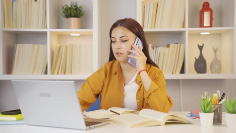 Estudiante-Hablando-De-La-Lección-Por-Teléfono.