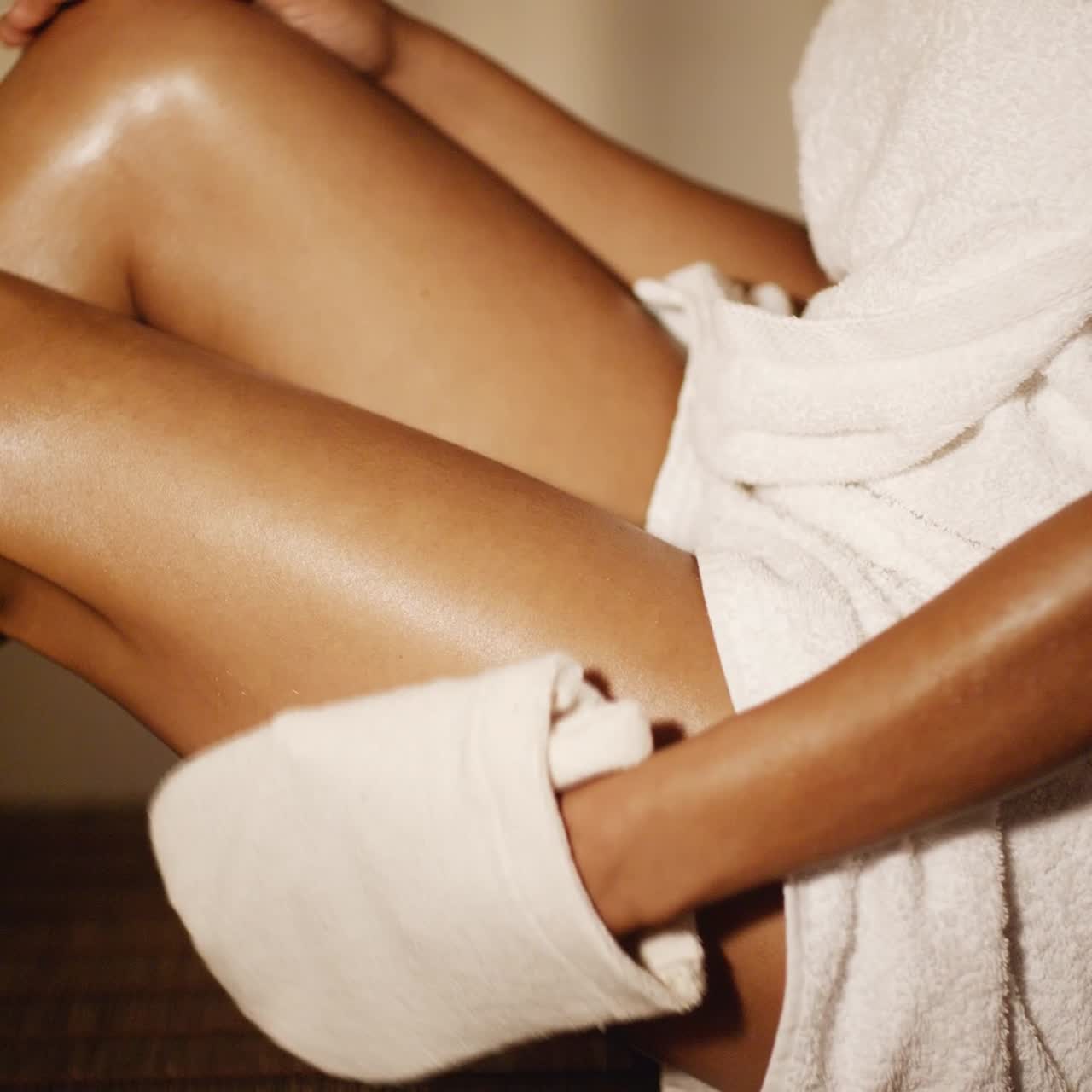 mujer masajeando su pierna con guante