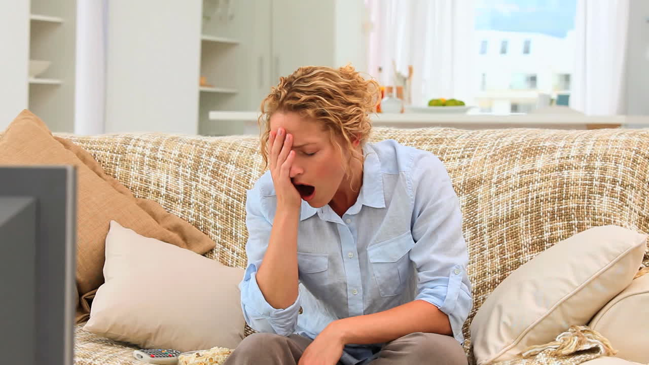 은 금발의 여자