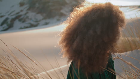 retrato de una mujer feliz en el desierto. una atractiva chica afroamericana sonriendo a la cámara.