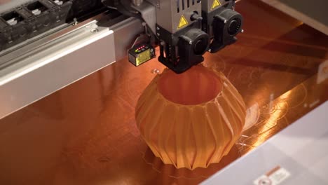 3d printing of an orange vase