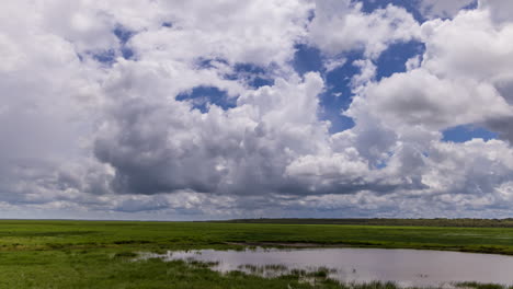 Lapso-De-Tiempo-De-Nubes-De-Tormenta-Tropical-Sobre-Un-Billabong-En-El-Territorio-Del-Norte-Durante-La-Estación-Húmeda