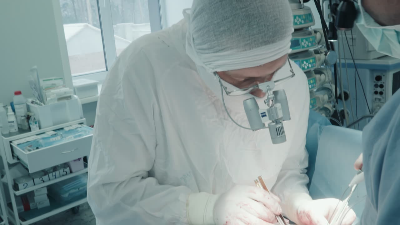 cirujano cardiotorácico opera al paciente. médico experimentado con enfermera realiza una complicada cirugía de bypass de la arteria coronaria en el quirófano