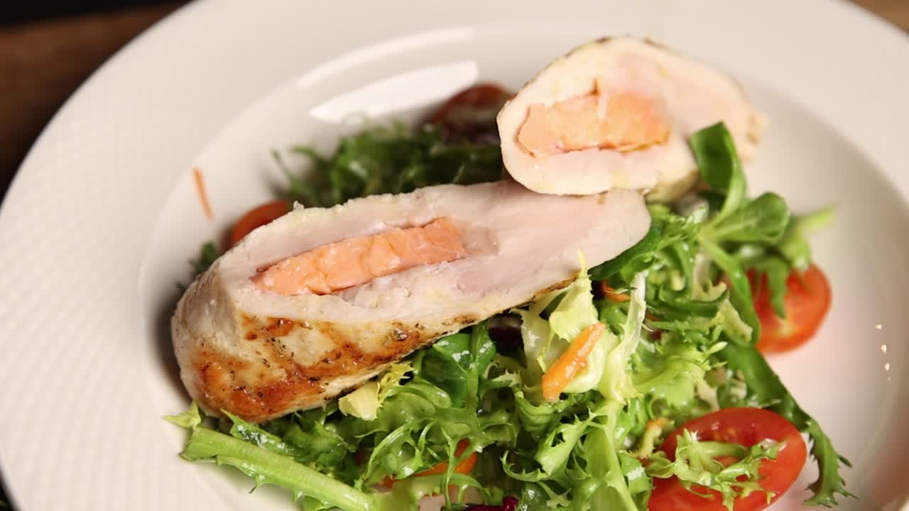 Pollo gourmet ripieno di salmone e insalata fresca