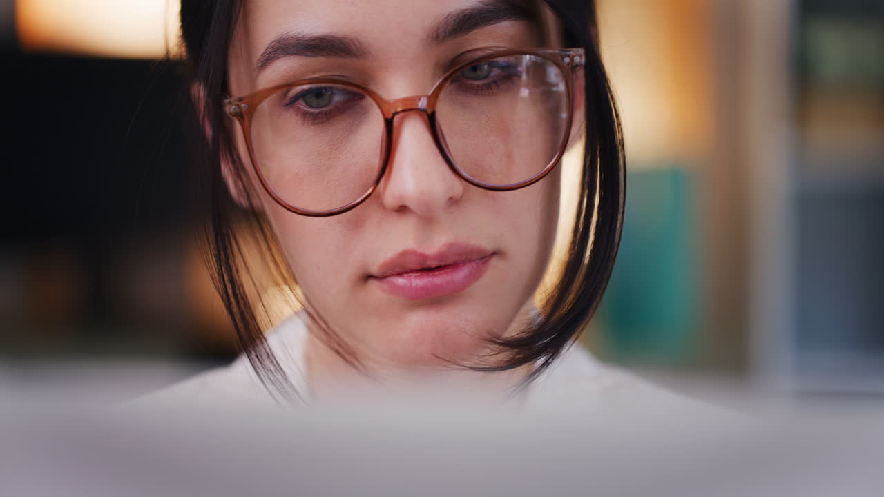 retrato de una mujer concentrada trabajando en una computadora portátil