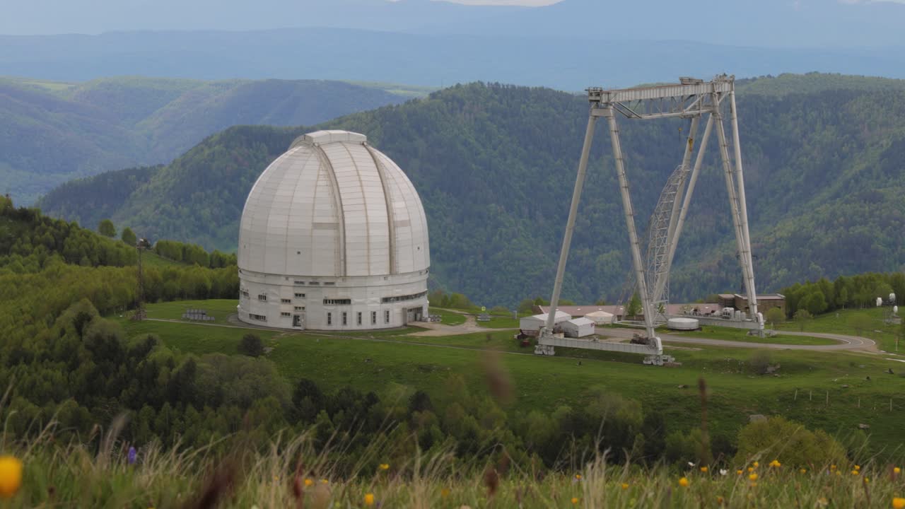 специальная научная астрофизическая обсерватория. астрономический центр для наземных наблюдений за вселенной с большим телескопом.