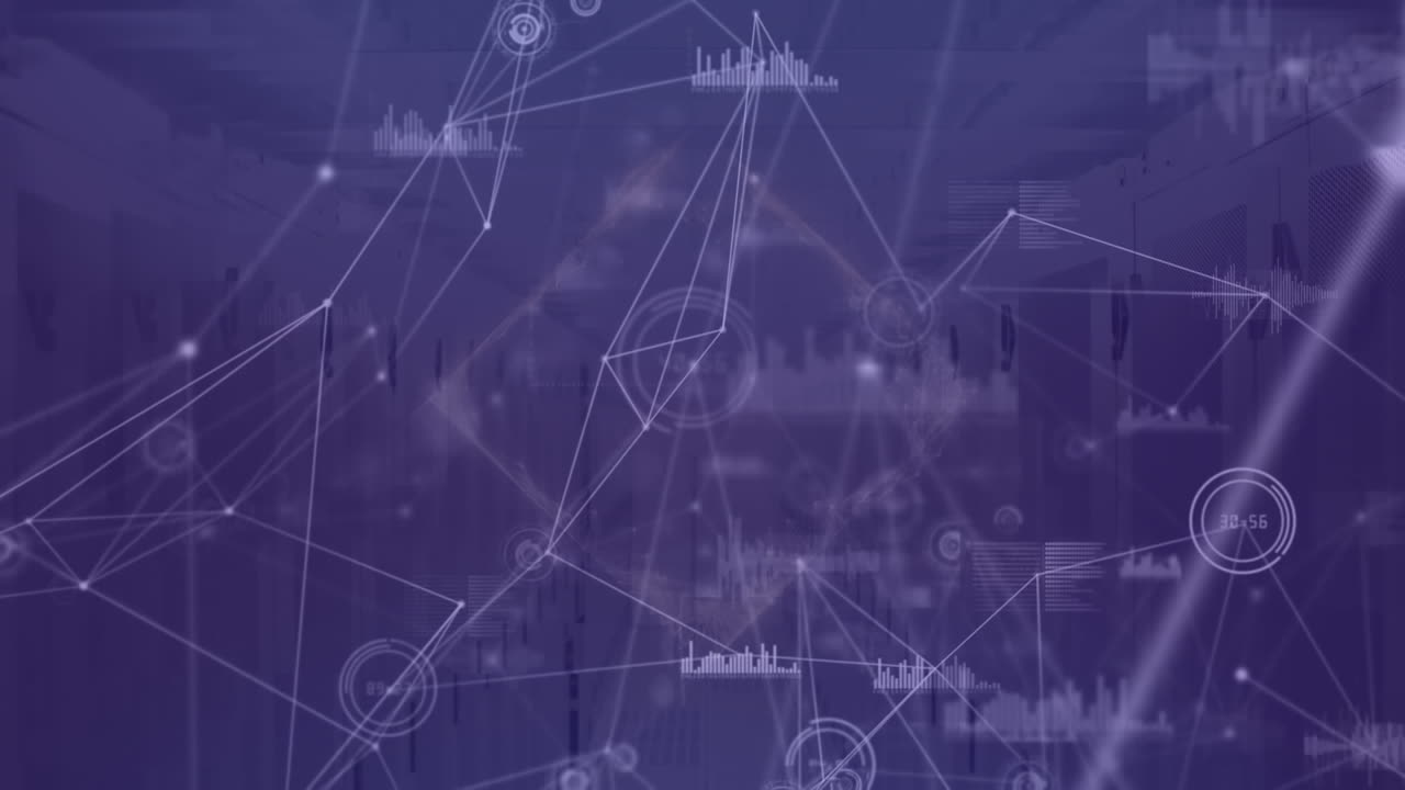 animación de la red de conexiones con procesamiento de datos a través de servidores informáticos sobre fondo púrpura