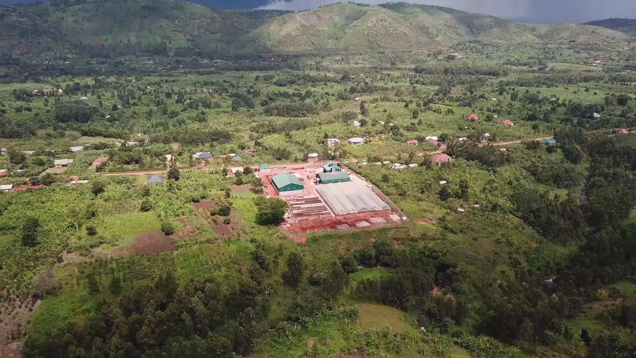 increíble vista aérea de las aves de una pequeña fábrica de producción de café ubicada en un bosque tropical en uganda, áfrica