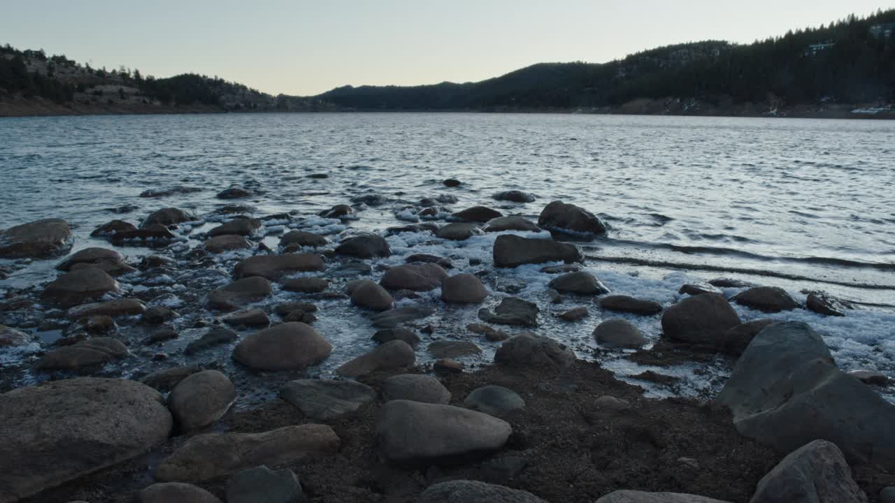 콜로라도 네델란드의 산악 호수에 있는 바위 해변의 풍경 사진
