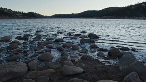 una toma de paisaje de una playa rocosa en un lago de montaña en nederland, colorado