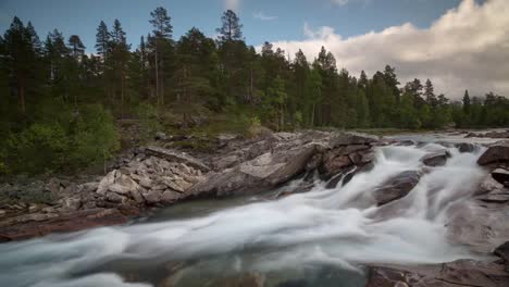 Norwegen-Zeitraffer-Stromschnellen-00