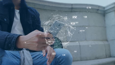 animación de la red de conexiones y el globo sobre el hombre biracial usando teléfono inteligente