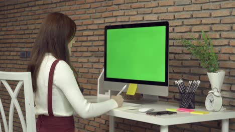 mujer de negocios asiática, joven trabajando desde casa en la mesa con computadora y espacio en pantalla verde en blanco en la webcam videoconferencia de llamada en cuarentena en concepto de virus de corona.