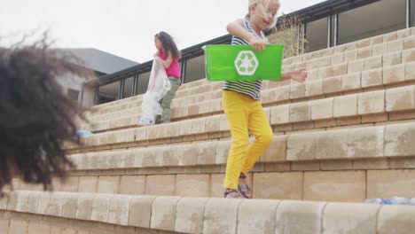 Video-De-Niñas-Diversas-Limpiando-Basura-Frente-A-La-Escuela