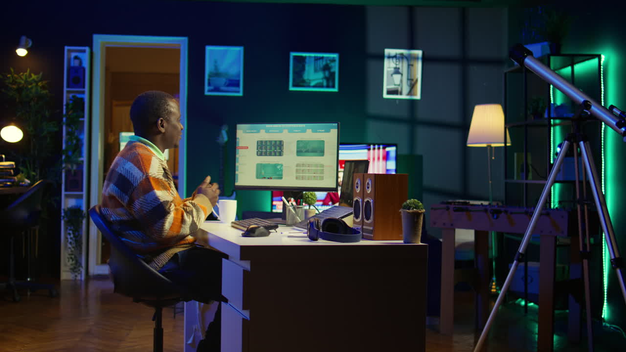 hombre trabajando en la computadora en la oficina