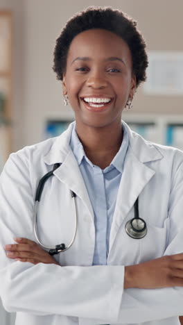 una doctora sonriente con una bata blanca