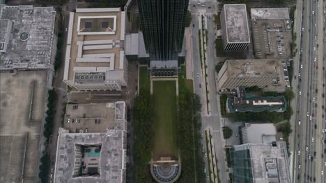 este video es sobre una vista de pájaro de la torre williams y el área del centro comercial galleria en houston, texas