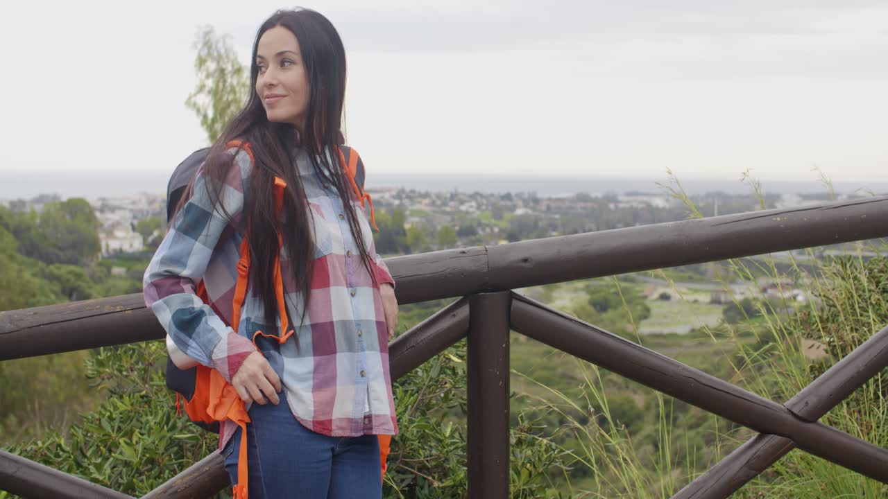 활기차고 건강한 젊은 여성이 자연을 즐기고 있습니다.