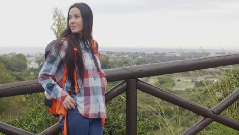 mujer joven activa y sana que disfruta de la naturaleza