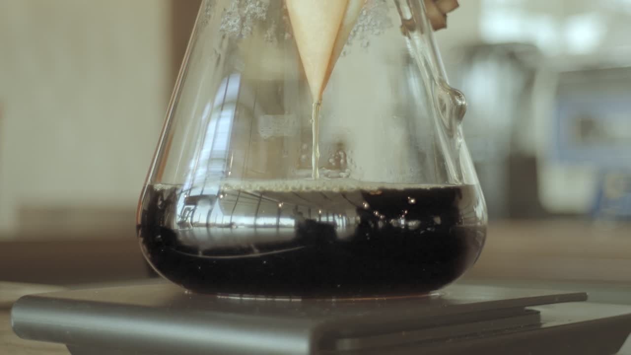 cafetera de vidrio clásica estilo chemex verter sobre cafetera con filtro