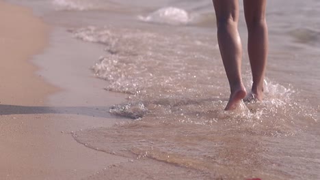 Señora-Descalza-Corre-En-El-Agua-A-Lo-Largo-De-La-Playa-Del-Océano-En-Cámara-Lenta