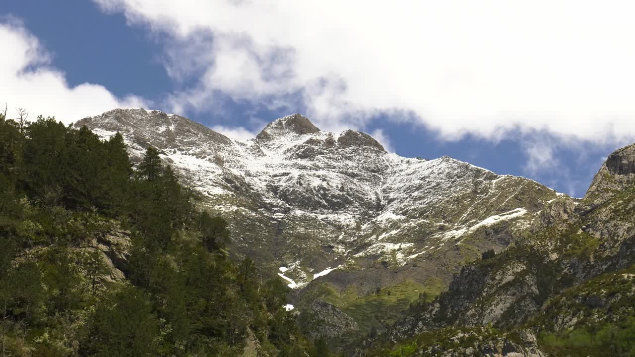 nubes formándose sobre montañas nevadas, lapso de tiempo dramático de la naturaleza, paisaje de los pirineos