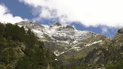 Wolken-Bilden-Sich-über-Schneebedeckten-Bergen,-Dramatischer-Zeitraffer-In-Der-Natur,-Pyrenäenlandschaft