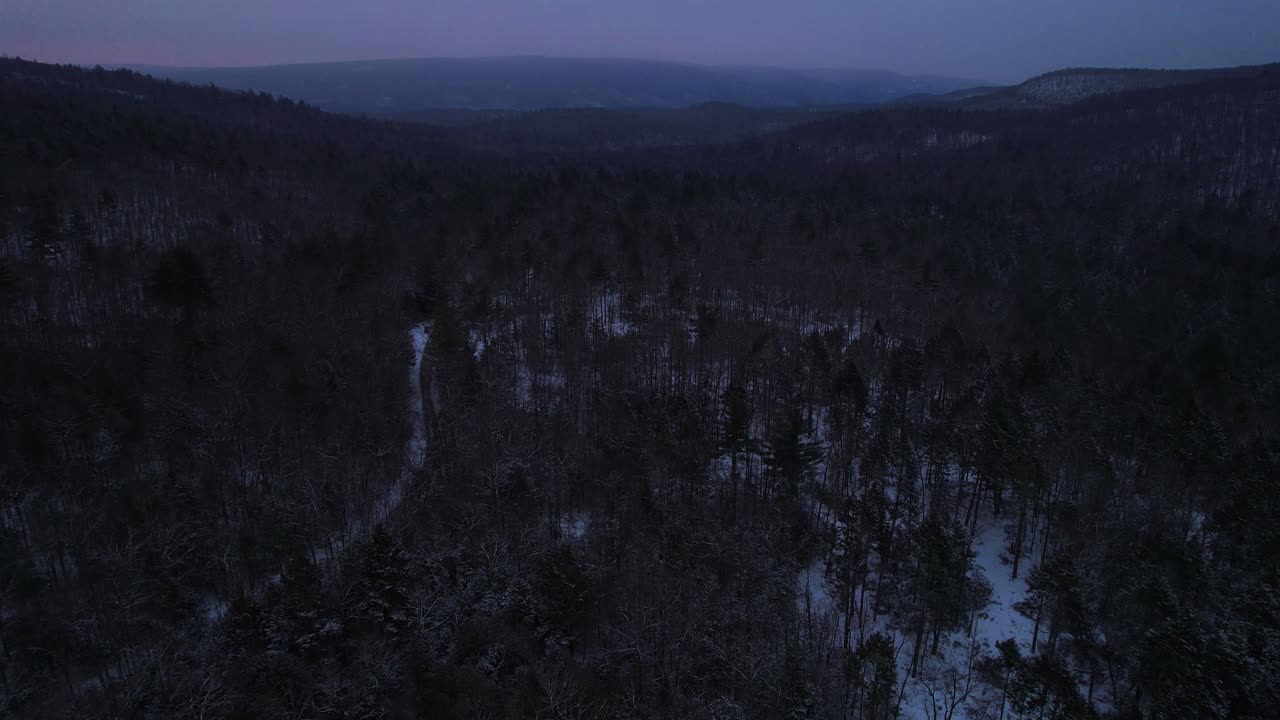 imágenes de video de drones aéreos del anochecer en las montañas nevadas de los apalaches durante el invierno, en el sub-rango de las montañas catskill