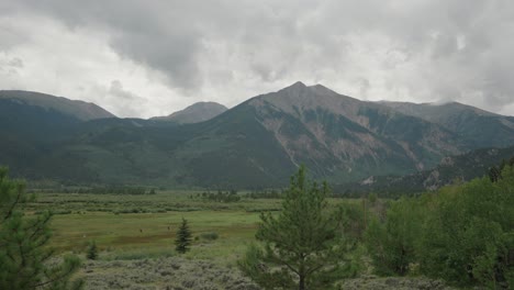 Läufer-Verlassen-Twin-Lakes-Und-Machen-Sich-Auf-Den-Weg,-Um-Beim-Leadville-100-Pass-Zu-Hoffen