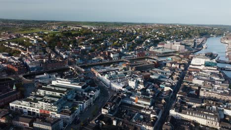 Vista-Aérea-De-La-Ciudad-De-Cork,-Irlanda,-Al-Final-De-La-Tarde-Sobre-La-Calle-De-San-Patricio-4k-Parte-1