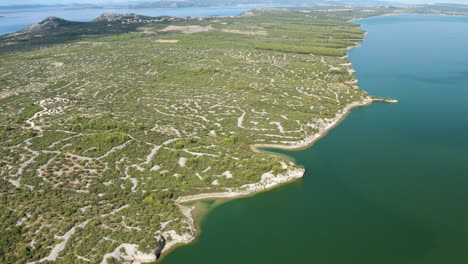 Vista-Aérea-Del-Lago-Vransko-Y-Campos-Agrícolas,-Dalmacia,-Croacia---Disparo-De-Drones