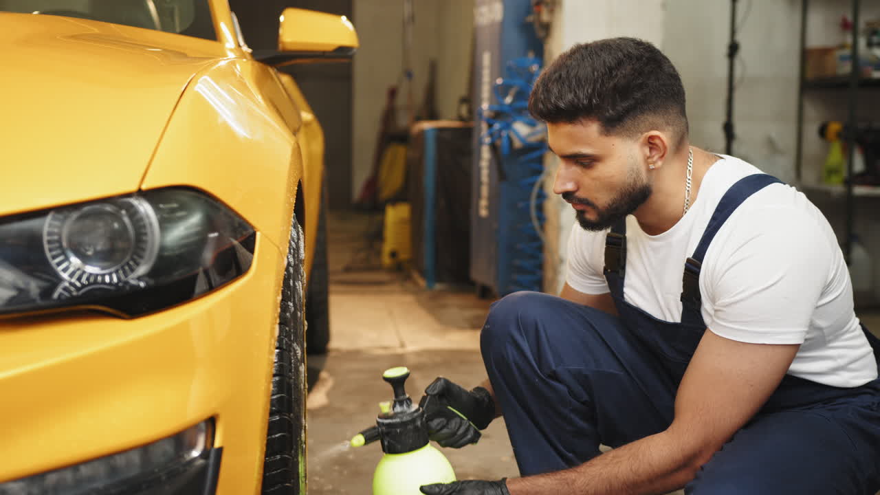 차고에서 자동차 세부 사항