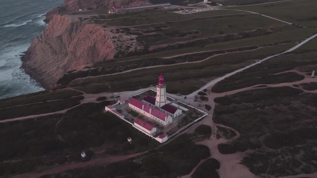 снимок скалистого побережья и океана вокруг маяка кабо-эспичель в португалии, наклон с воздуха