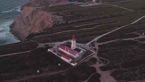 vista de la costa rocosa y el océano alrededor del faro de cabo espichel en portugal, inclinación aérea