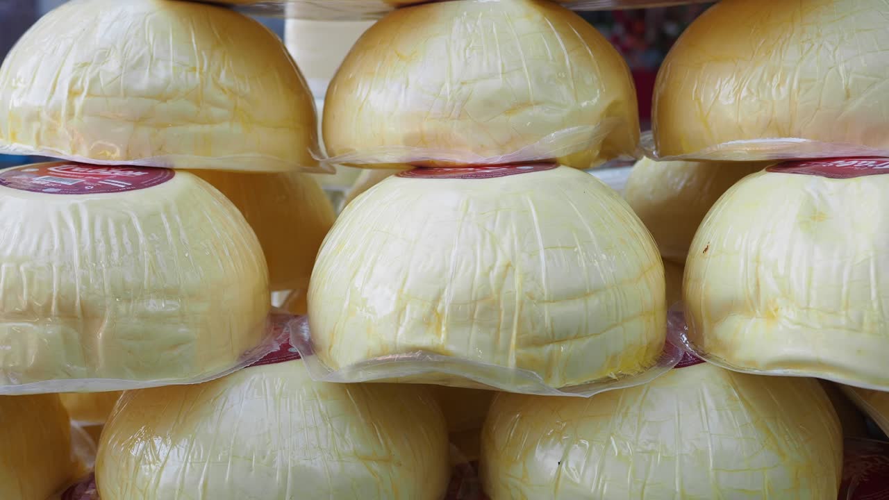 pila de bloques de mantequilla envueltos