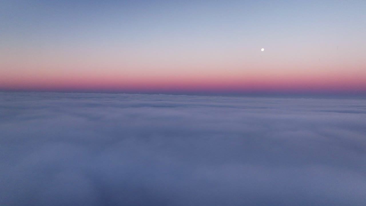 구름 위의 영화 같은 높은 고도 비행 - 꿈꾸는 듯한 일몰, 완전한 자유