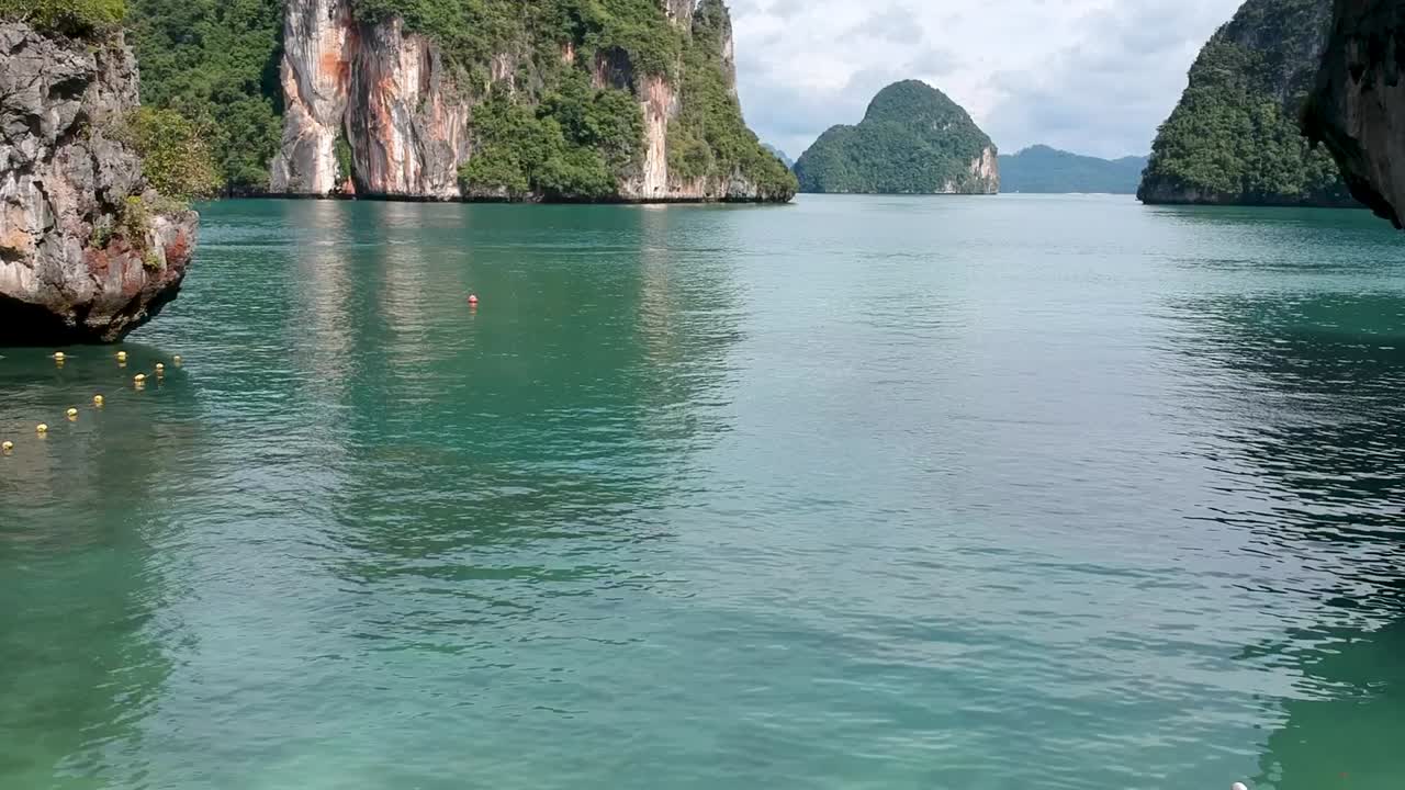 태국 섬 주변을 항해하는 롱테일 보트의 무인 영상