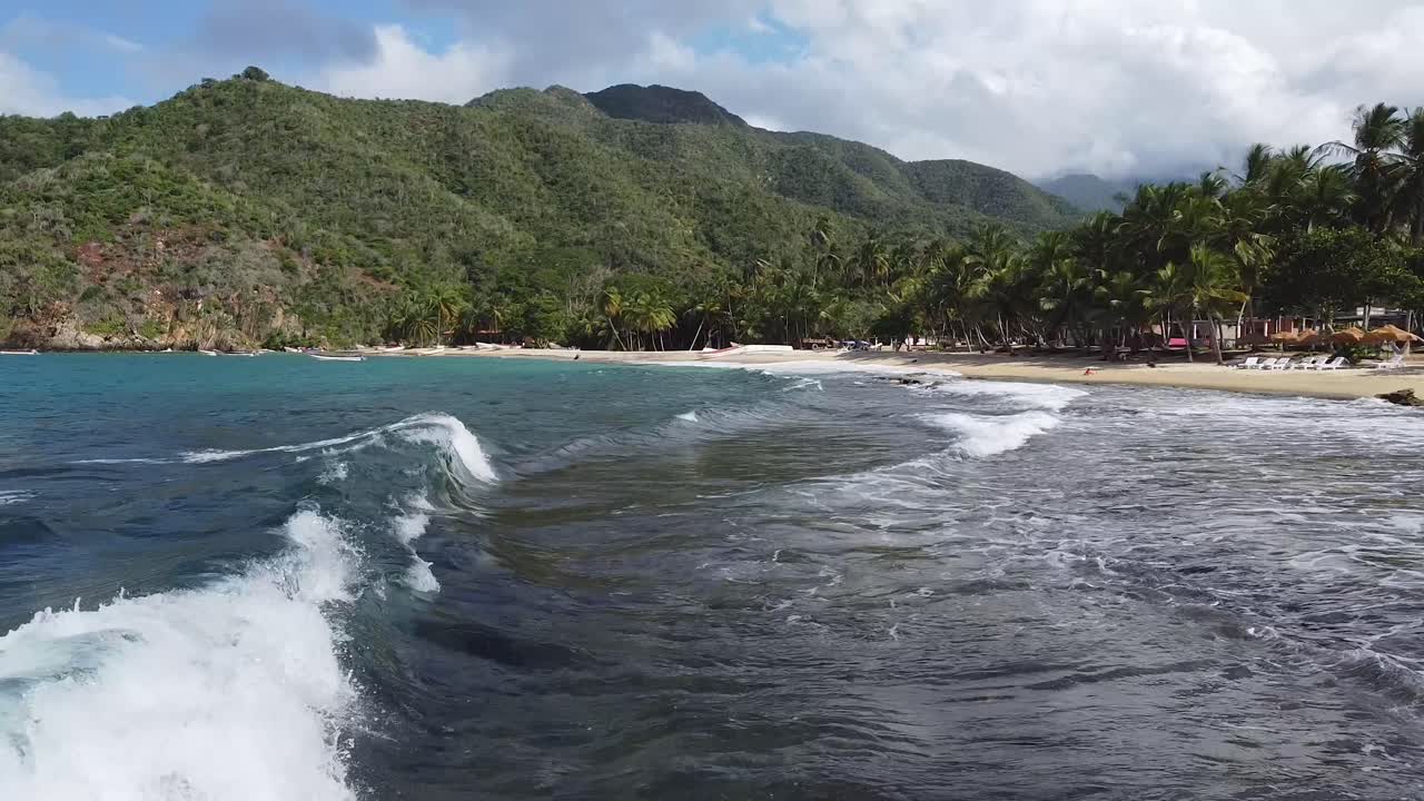 vista aérea de la bahía de la playa de cepe - estado de aragua, venezuela, ángulo bajo hacia adelante