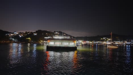 Toma-Nocturna-De-Una-Pequeña-Zona-De-Atraque,-Puerto,-En-Una-Pequeña-Isla-Al-Lado-De-Un-Pequeño-Pueblo-1