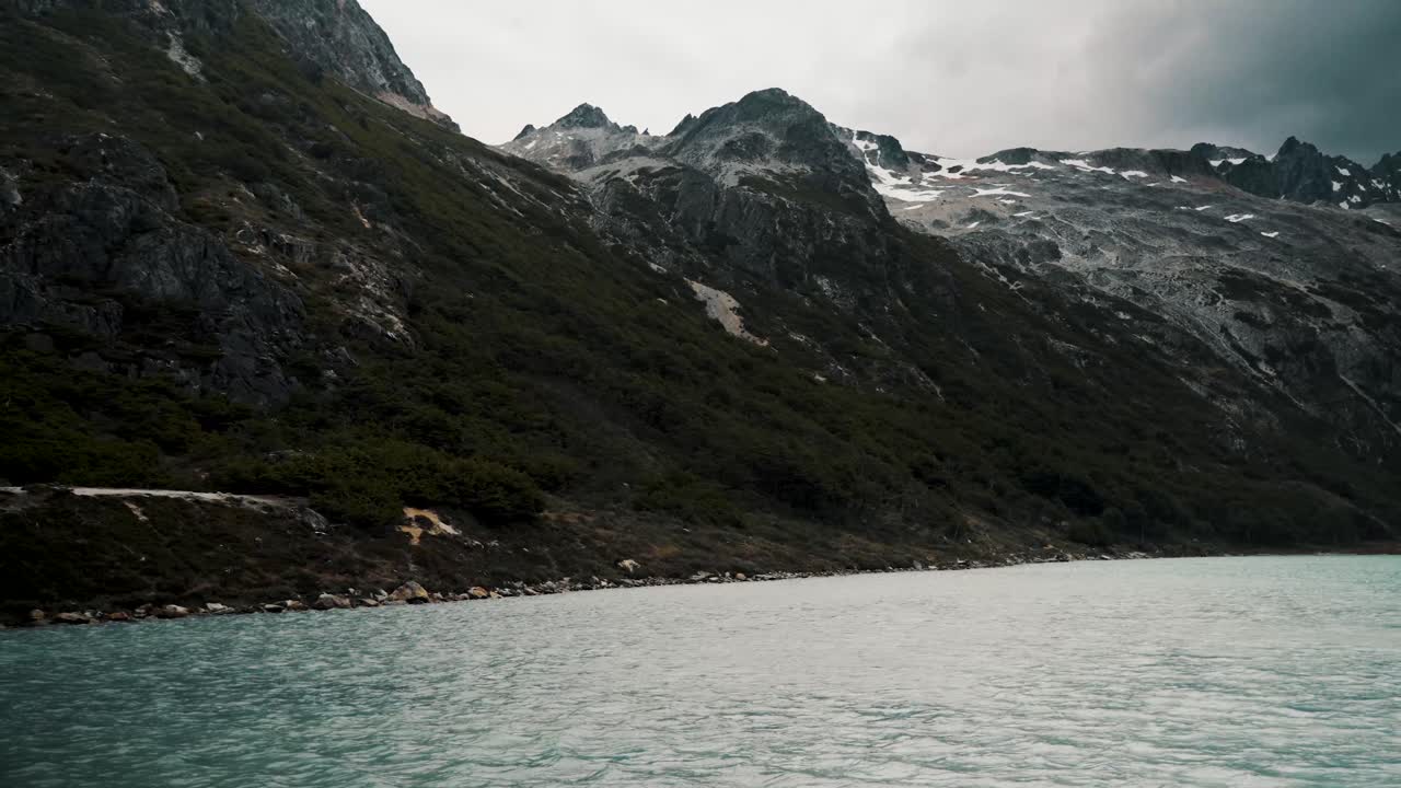 Fjellturer ved Smaragdsjøen nær Ushuaia i Tierra del Fuego nasjonalpark i argentinsk Patagonia